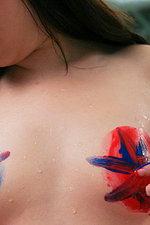 Ravon covers her body with finger paint 01