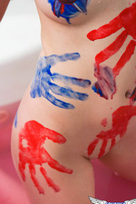 Ravon covers her body with finger paint 05