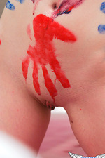 Ravon covers her body with finger paint 10
