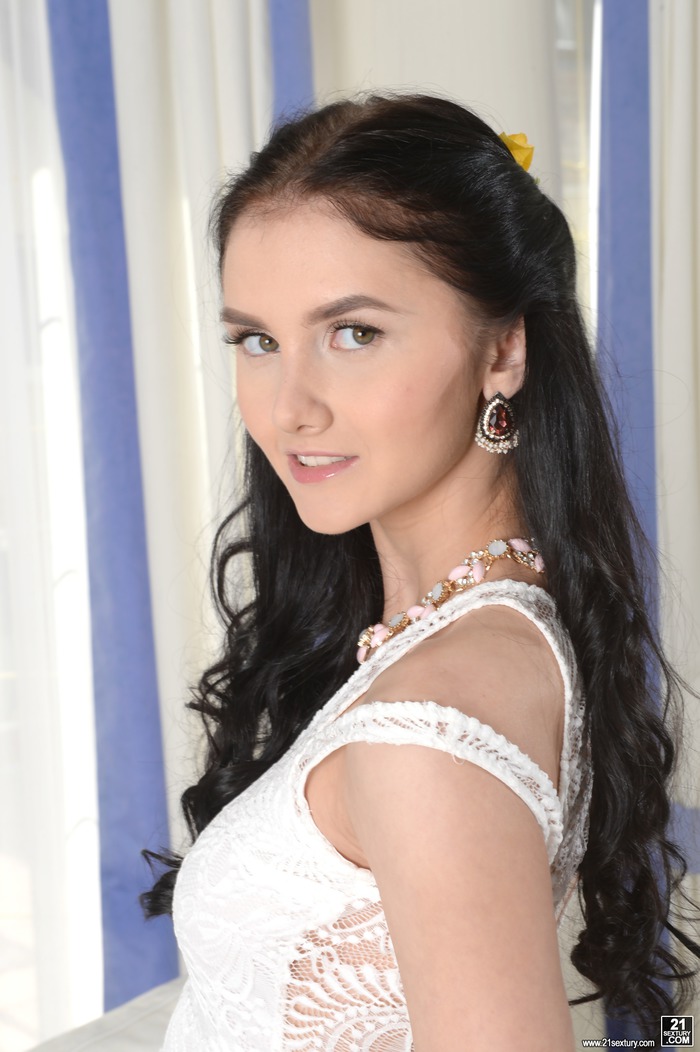 Beautiful Crystal Greenvelle Gets Nude