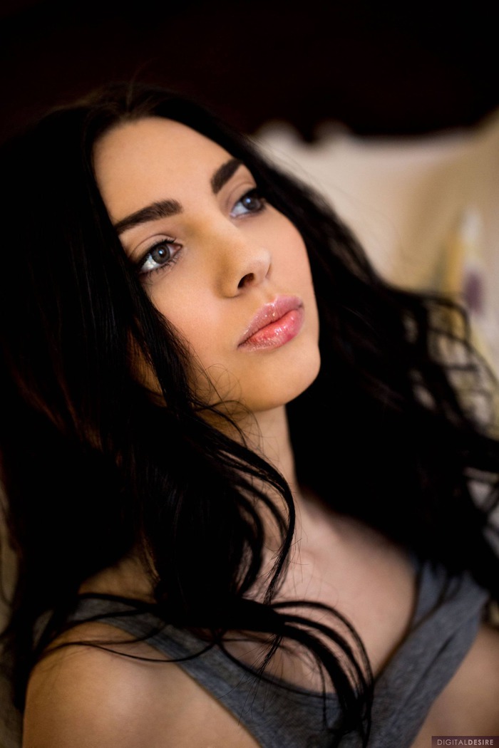 Araya Acosta Exotic Gipsy Girl Strips And Masturbates
