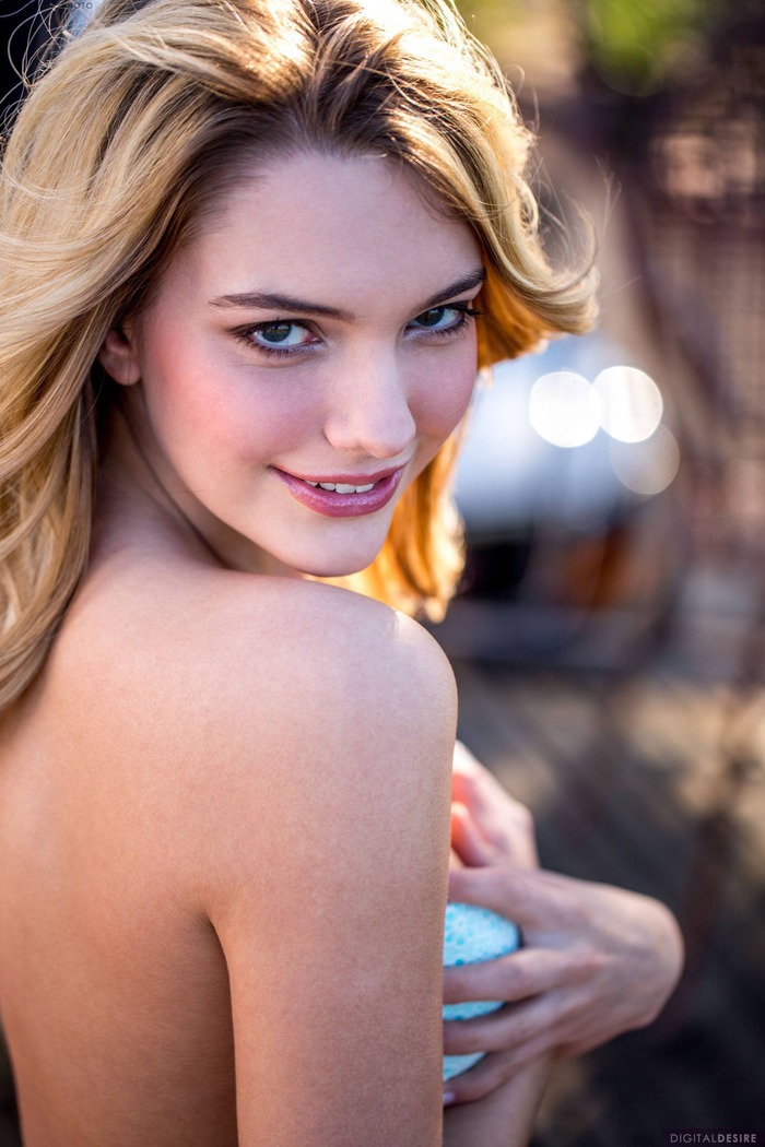 Blonde Bombshell Sensual Strip