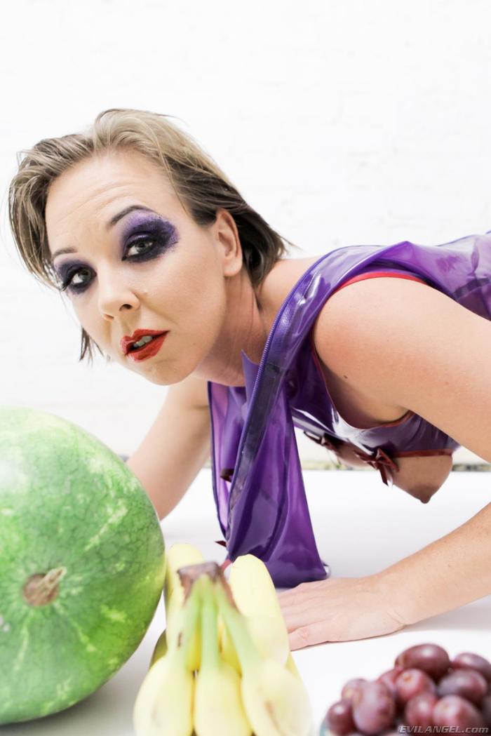 Julie Night Latex MILF