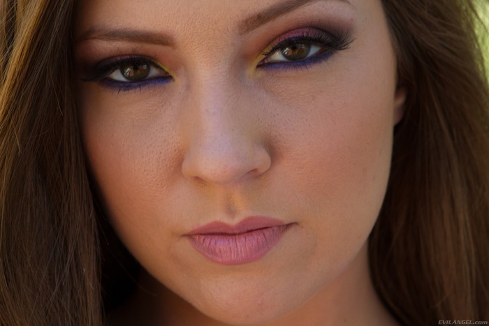 Maddy O'Reilly Shows Her Amazing Ass