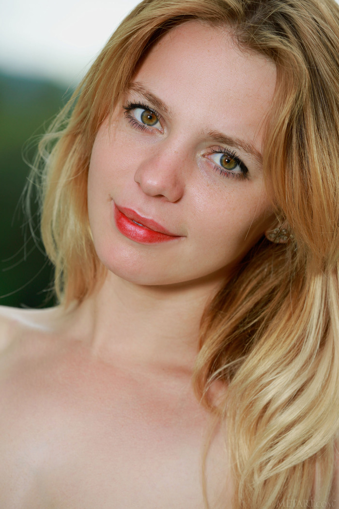 Sexy Russian blonde Elisa Liv
