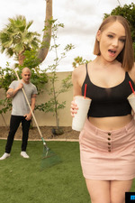 Hadley Mason stops by her friend's house to bring smoothies 00