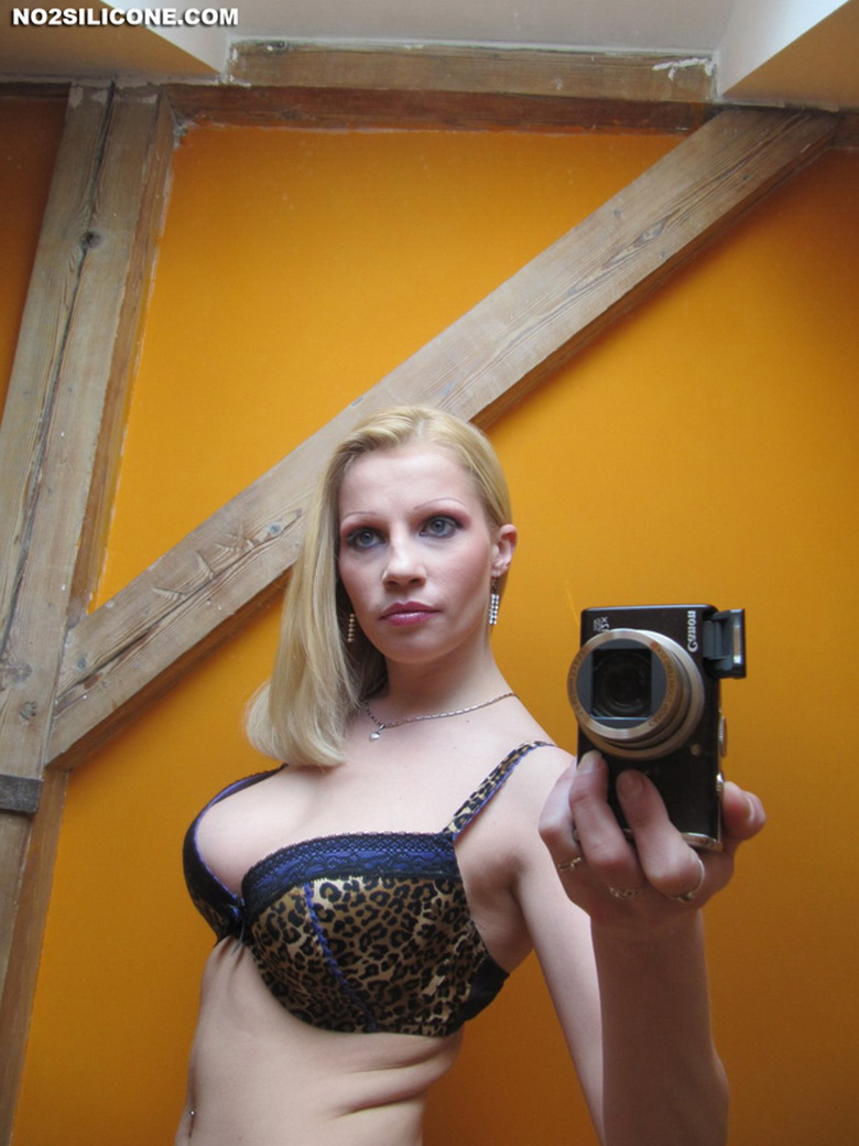 Busty blonde babe selfpics gallery