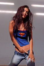 Jessica shows her superwoman body 02