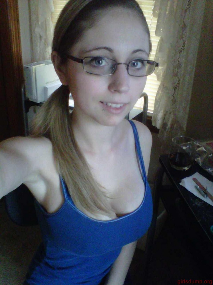 Kinky emo babe gives her bf