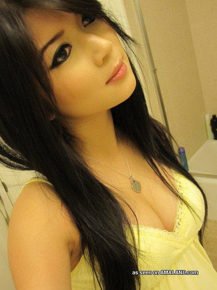 Amateur chicks posing sexy on cam
